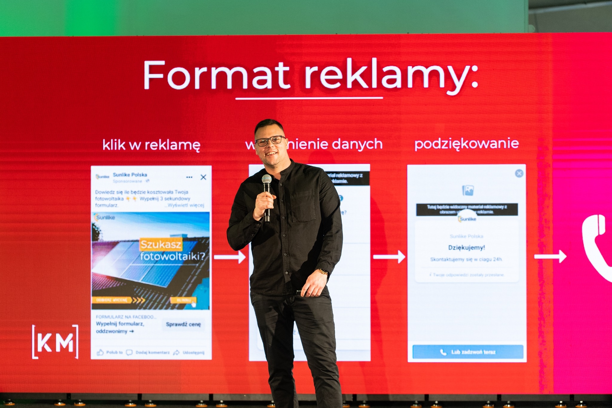 Krystian Matych podczas wystąpienia na konferencji