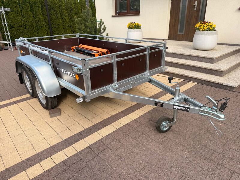 Przyczepa do wynajęcia Reda — widok z boku, ładowność 500 kg